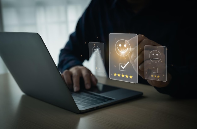 Empresario dar cinco estrellas icono virtual sonrisa positiva emoción feliz proporcionar servicio de primera calidad servicio superior garantía de calidad normas certificación ISO la garantía de calidad