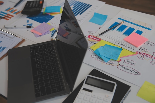 empresario datos de trabajo documento gráfico informe de investigación de marketing desarrollo planificación estrategia de gestión análisis contabilidad financiera concepto de oficina de negocios