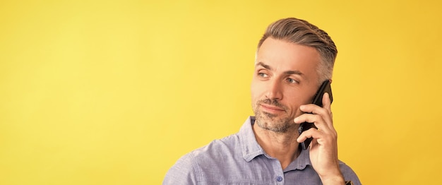 Empresário de comunicação fala no smartphone homem chefe tem conversa