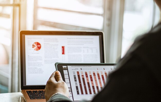 Foto empresário de conceito de automação e fluxo de trabalho usando laptop e tablet digital para trabalho e processo