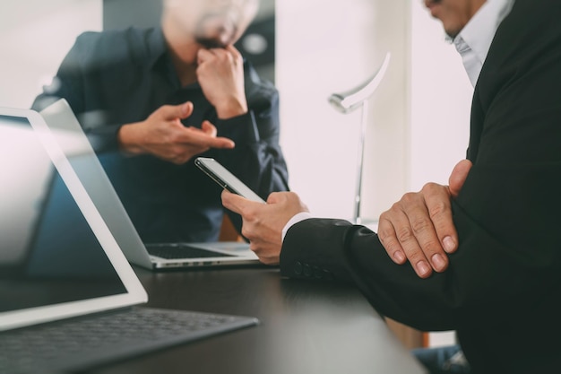 Empresário de conceito de reunião de equipe de trabalho usando telefone inteligente e computador portátil tablet digital