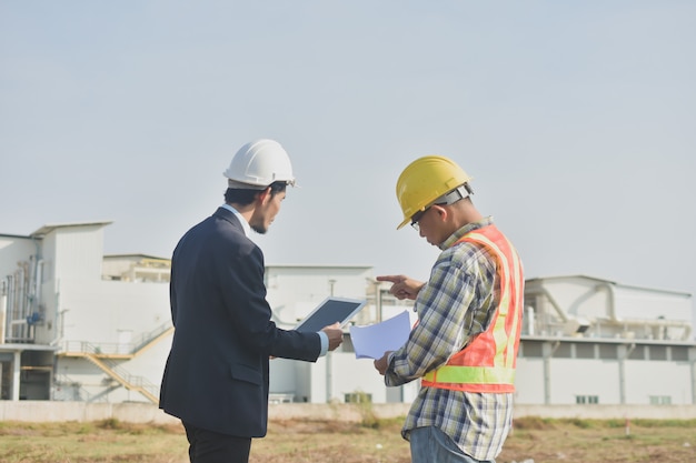 Empresário de duas pessoas falando comunicação projeto de construção de arquitetura