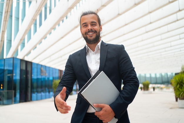 Empresário de negócios dando a mão para aperto de mão