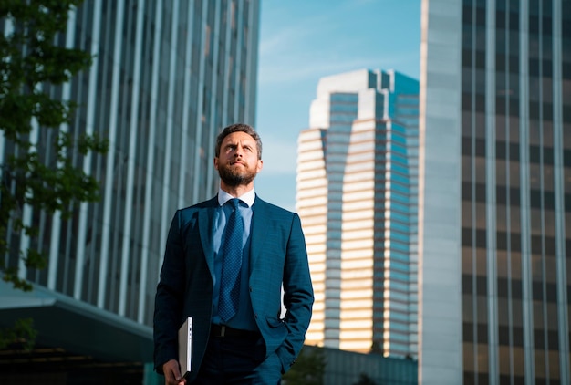 Empresário de pé e fundo da cidade à noite