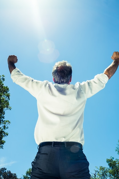 Empresário de sucesso contra o céu azul