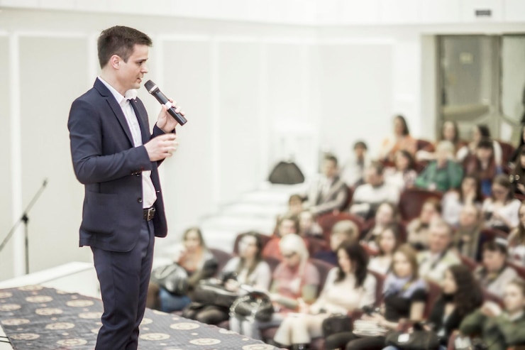 Foto empresário de sucesso dá conferência de negócios para a imprensa