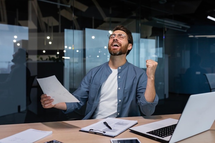 Foto empresário de sucesso em camisa casual cuidando da papelada chefe com barba e óculos sentado na mesa