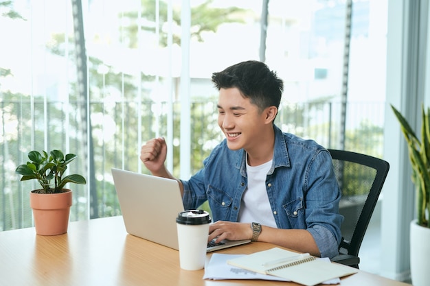 Empresário de sucesso está feliz em seu trabalho