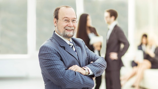 Foto empresário de sucesso no fundo da equipe de negócios