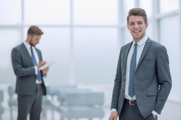 Empresário de sucesso no fundo do escritório