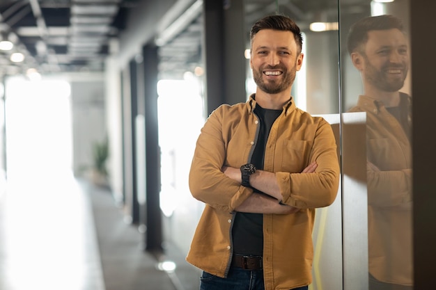 Empresário de sucesso posando em pé na porta do escritório