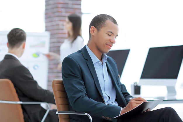 empresário de sucesso sentado à mesa no escritório