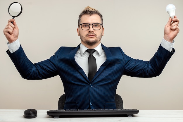 Empresário de terno azul em uma mesa de trabalho