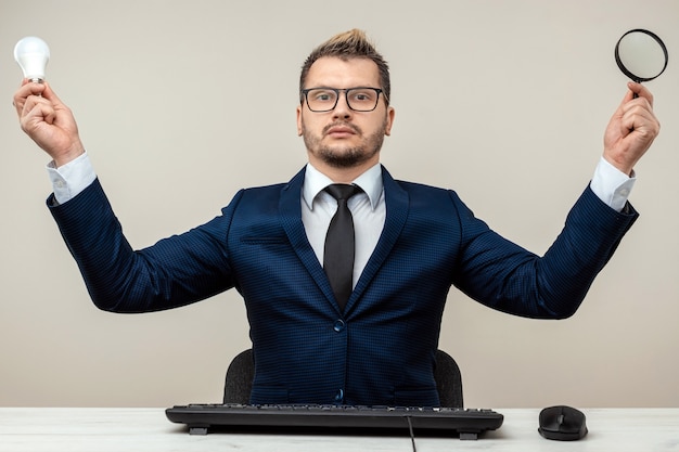 Empresário de terno azul em uma mesa de trabalho