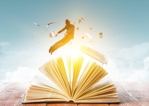 Empresário de terno correndo em cima de um livro. Mídia mista.