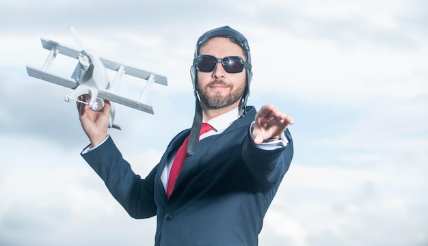 Empresário de terno e chapéu piloto lança inspiração de brinquedo de avião