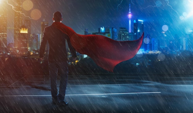 Empresário de terno e herói de capa enfrentando uma cena noturna de fundo de paisagem urbana de conceito de tempestade