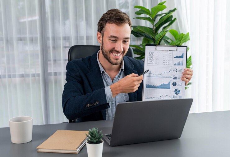 Foto empresário de terno preto apresenta dados financeiros para a entidade da câmera do laptop