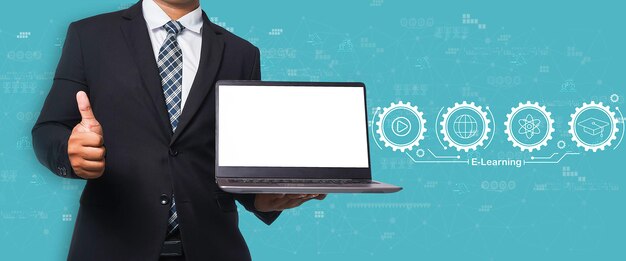 Empresário de terno preto segurando laptop e polegares para cima tela virtual em fundo azul educação elearning Conceito de cursos on-line de webinar de tecnologia da Internet