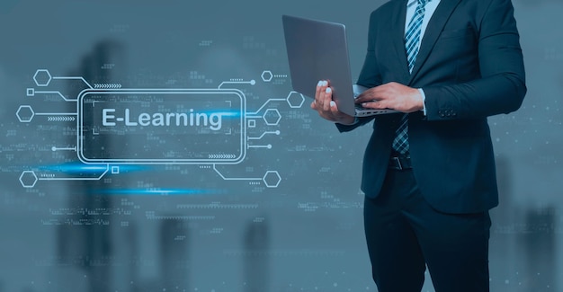 Empresário de terno preto segurando laptop e tela virtual na educação de e-learning de fundo azul Conceito de cursos on-line de webinar de tecnologia da Internet