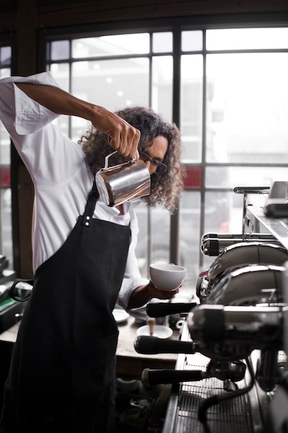 Foto empresário de tiro médio fazendo café