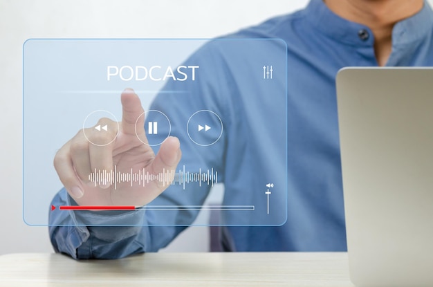 Empresario dedo táctil pantalla virtual podcast digital Tecnología internet concepto en línea