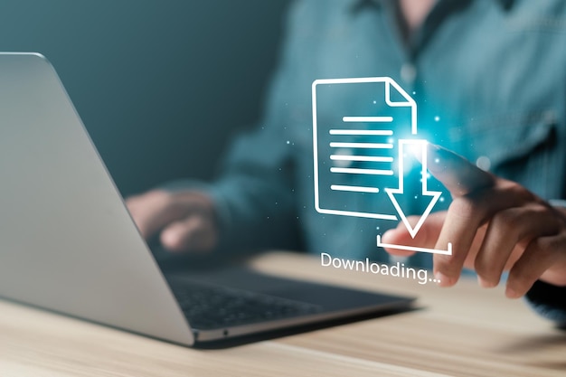 Empresario descargando datos o documentos a archivos de computadora tecnología de almacenamiento en nube sistema de seguridad cibernética de respaldo