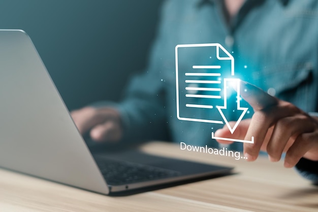 Foto empresario descargando datos o documentos a archivos de computadora tecnología de almacenamiento en nube sistema de seguridad cibernética de respaldo