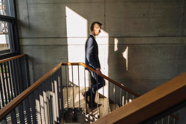 Empresário descendo escadas