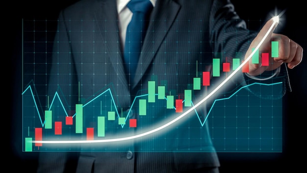 Empresário desenha gráfico alusivo de finanças mostrando o crescimento do lucro do negócio