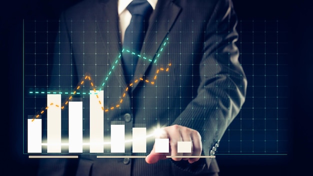 Empresário desenha gráfico alusivo de finanças mostrando o crescimento do lucro do negócio