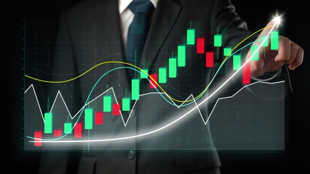 Empresário desenha gráfico alusivo de finanças mostrando o crescimento do lucro do negócio