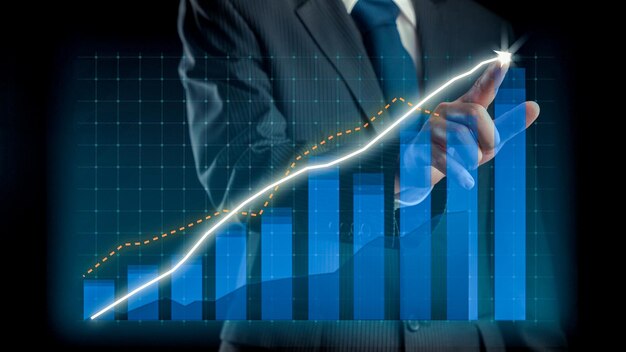 Empresário desenha gráfico alusivo de finanças mostrando o crescimento do lucro do negócio