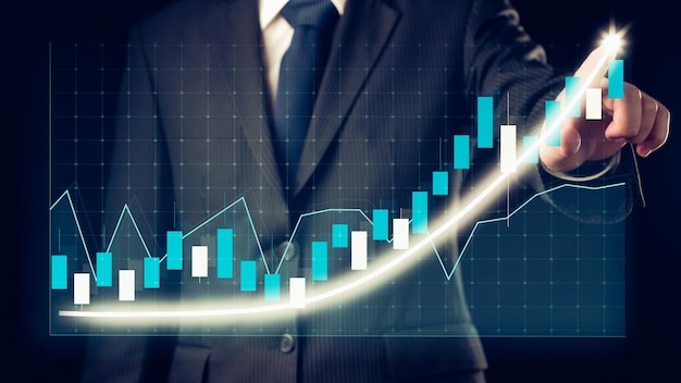 Empresário desenha gráfico alusivo de finanças mostrando o crescimento do lucro do negócio