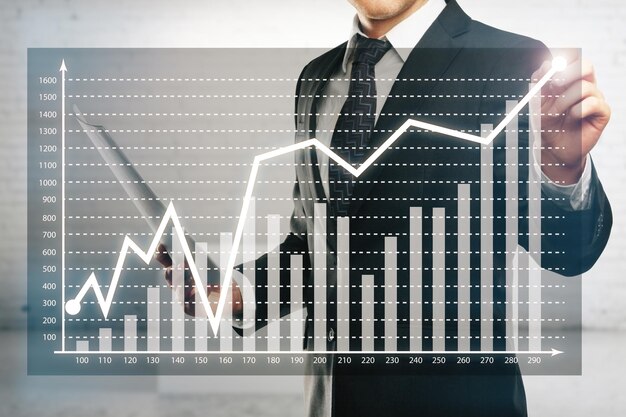 Empresário desenhando diagrama de negócios