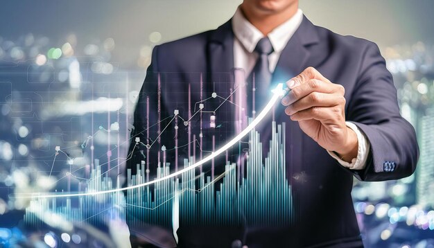 Empresário desenhando flecha de crescimento e gráfico de barra ascendente em uma tela virtual com dados do mercado de ações e crescimento financeiro