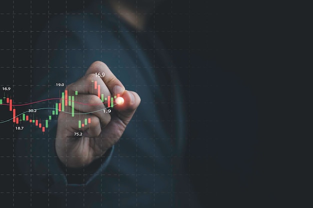 Empresário desenhando gráfico técnico virtual e gráfico para análise de investimento em tecnologia de mercado de ações e conceito de investimento de valor