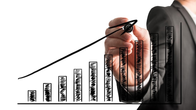 Empresário desenhando um gráfico de barras ascendente