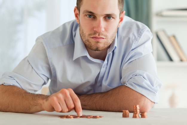 Empresario desesperado contando sus pequeñas monedas