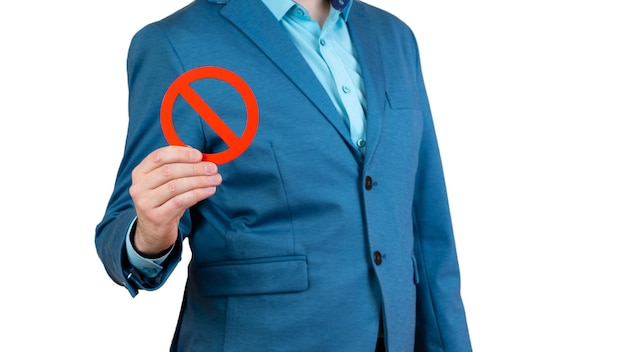 Empresário detém um símbolo vermelho de proibição NÃO
