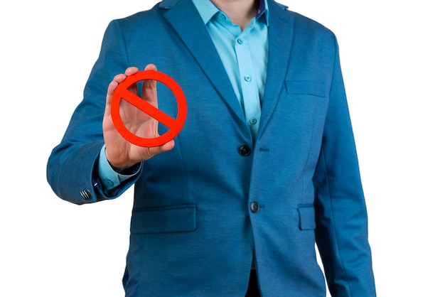Empresário detém um símbolo vermelho de proibição NÃO