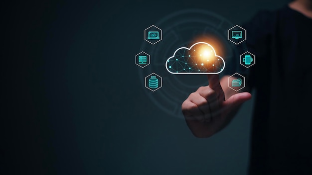 Empresario con el diagrama de computación en la nube que se muestra a mano Tecnología en la nube Almacenamiento de datos Concepto de servicio de red e Internet
