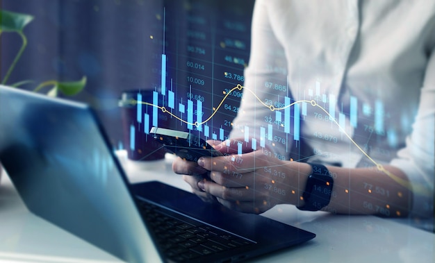 Foto empresario dibuja gráfico de crecimiento económico datos financieros inversiones en el mercado de valores financieras y bancarias