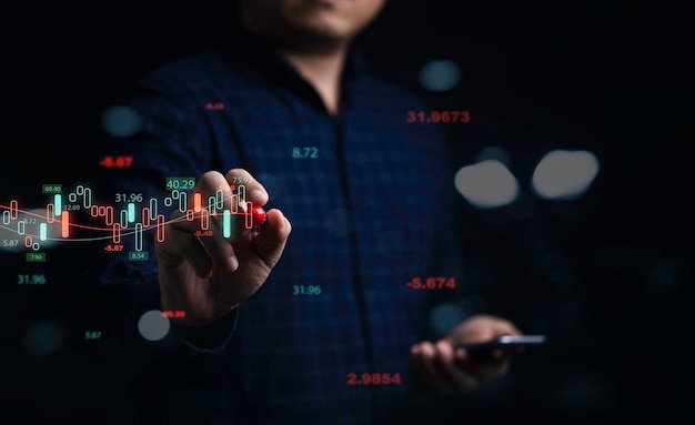 Empresario dibujando un gráfico técnico virtual y un gráfico para el análisis de la inversión en tecnología del mercado de valores y el concepto de inversión de valor