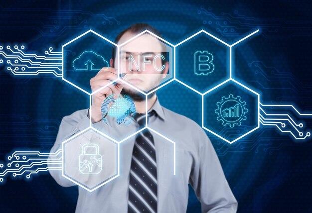 Empresario dibujando hologramas de hexágonos virtuales con iconos de negocios digitales Realidad virtual y concepto de red global
