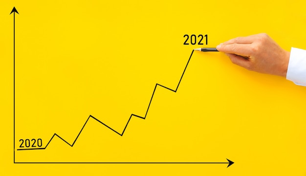 Empresario dibujo flecha gráfico año de crecimiento futuro corporativo