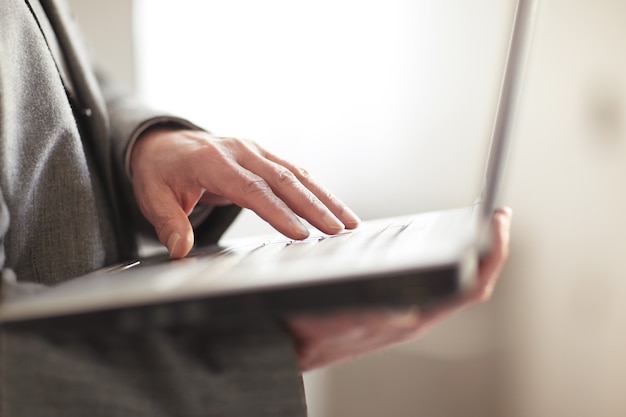 Empresário digitando em um teclado de laptop