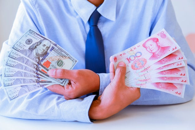 Empresario con dinero en efectivo, yuan