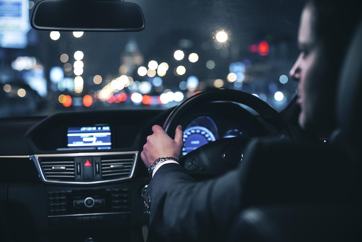 Foto empresário dirigindo carro à noite