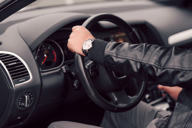 Empresário, dirigindo o carro moderno de luxo na cidade.